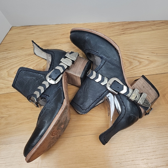 Freebird by Steven Blade Leather Ankle Bootie 9 Navy Cutout Metal Harness Barn - Picture 1 of 9
